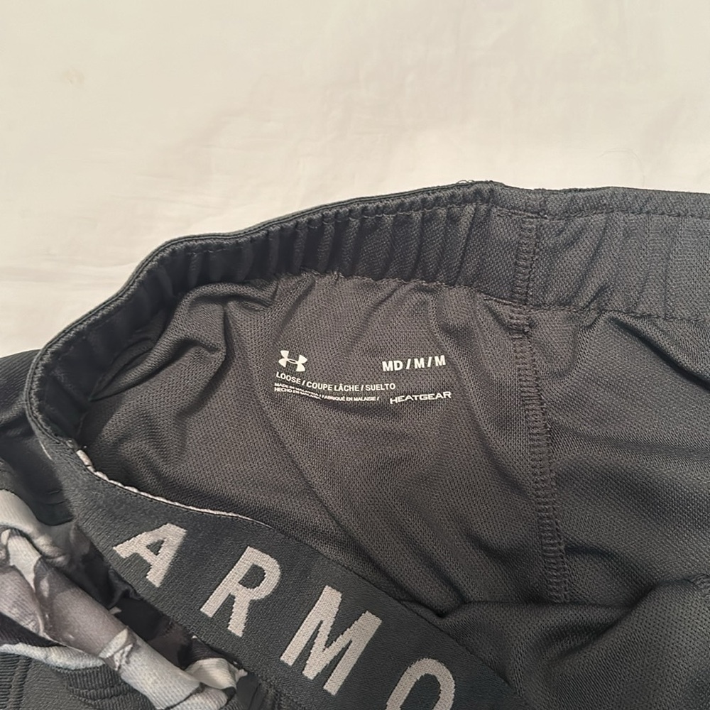Under Armour Women’s Athletic Shorts Size Medium - Picture 4 of 4